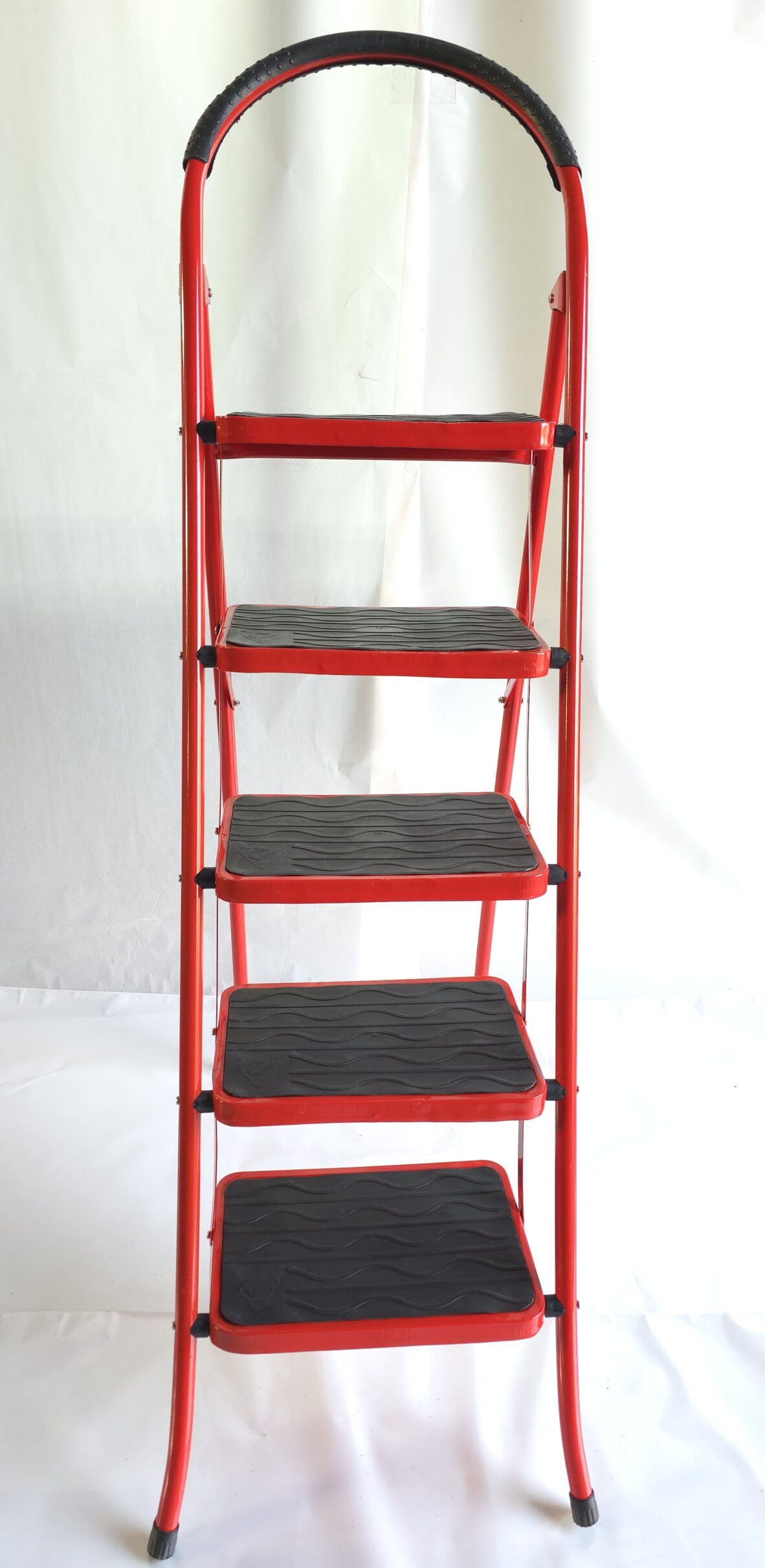 ۲۰۲۵۰۱۰۸_۱۶۰۵۱۱ نردبان 5 پله ی کفه پهن بزرگ