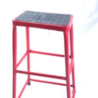 چهارپایه فلزی ۷۰ سانتی سهند نیک قرمز با نشیمن ضدلغزش مشکی - تولید تبریز