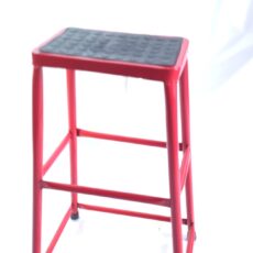 چهارپایه فلزی ۷۰ سانتی سهند نیک قرمز با نشیمن ضدلغزش مشکی - تولید تبریز