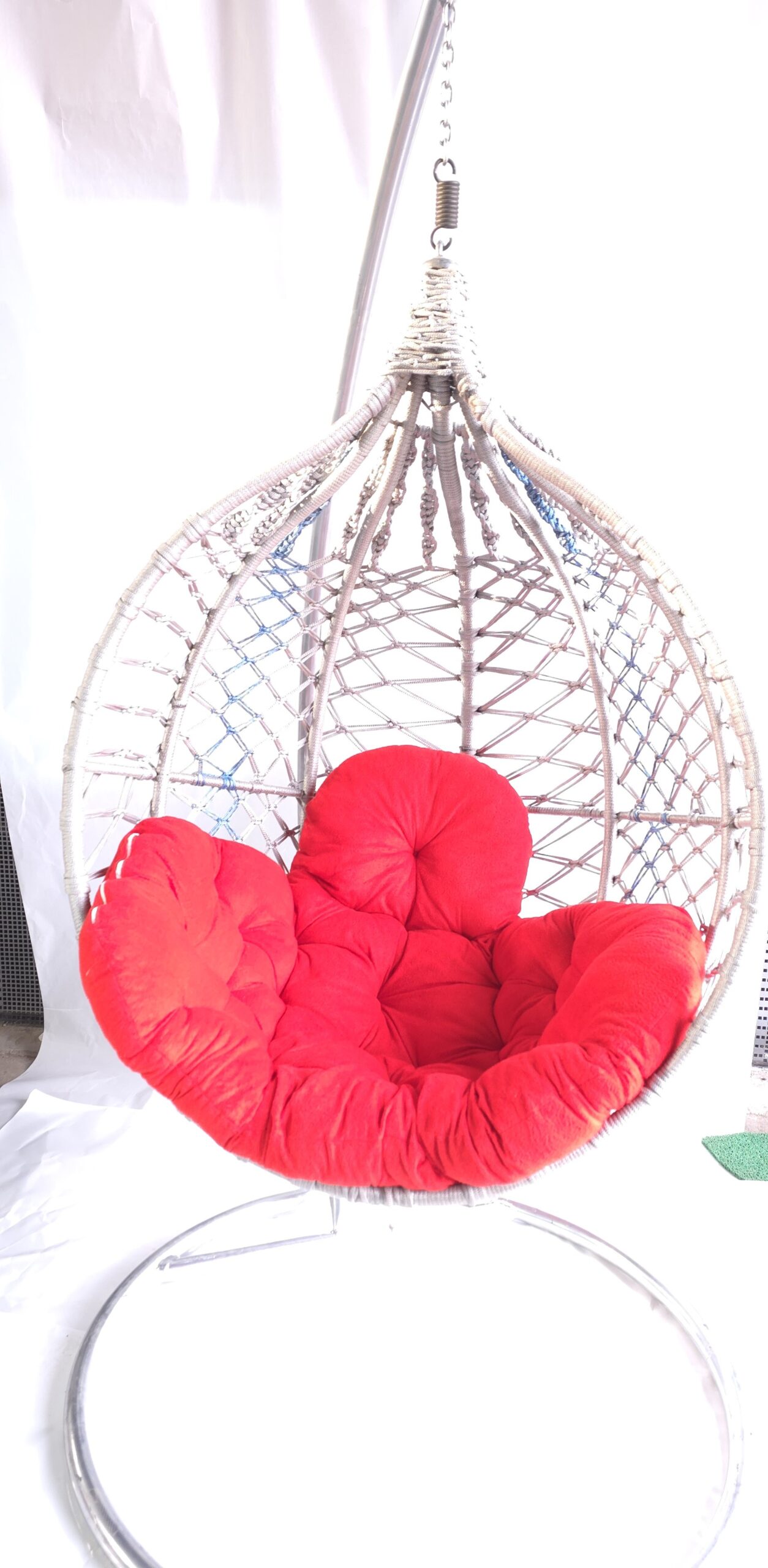 تاب آویز مکرومه سهند نیک با کوسن قرمز و پایه فلزی - تولید تبریز